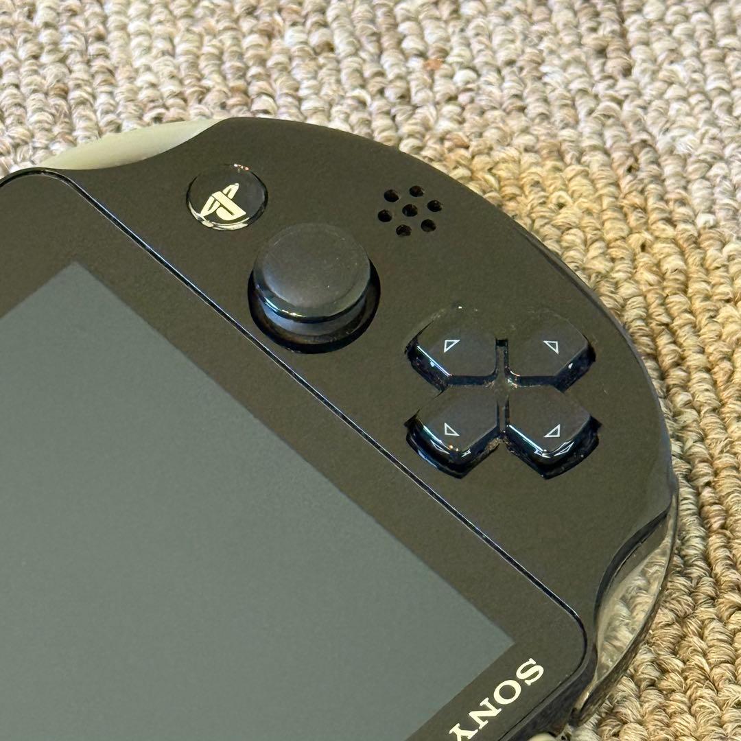 【美品】PSVITA PCH-2000 ゴッドイーター2 フェンリル